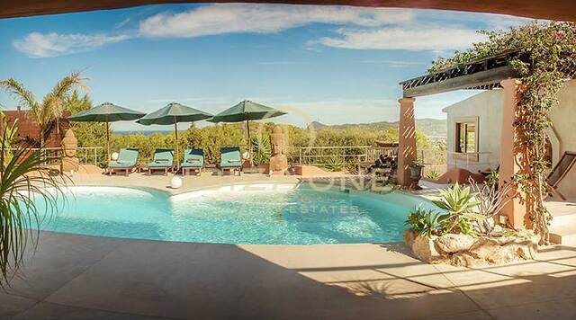 Mediterranean villa with two guest houses, sea views and touristic rental license for sale