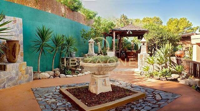 Villa mediterranea con due guest house, vista mare e licenza di noleggio turistico in vendita