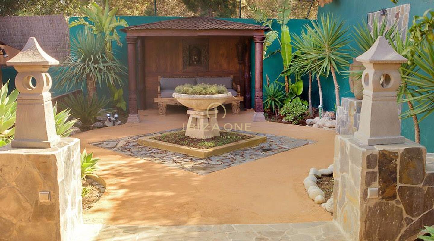 Villa mediterranea con due guest house, vista mare e licenza di noleggio turistico in vendita
