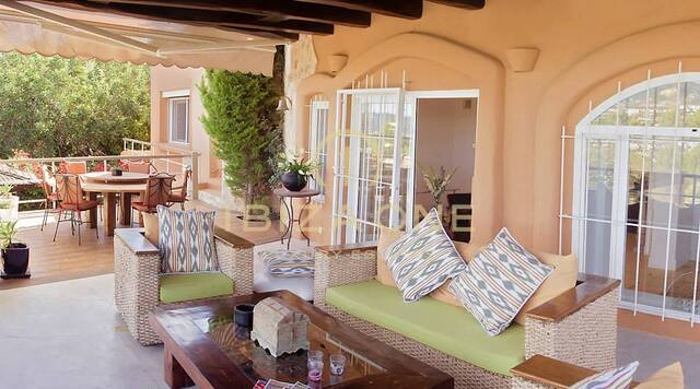 Villa mediterranea con due guest house, vista mare e licenza di noleggio turistico in vendita