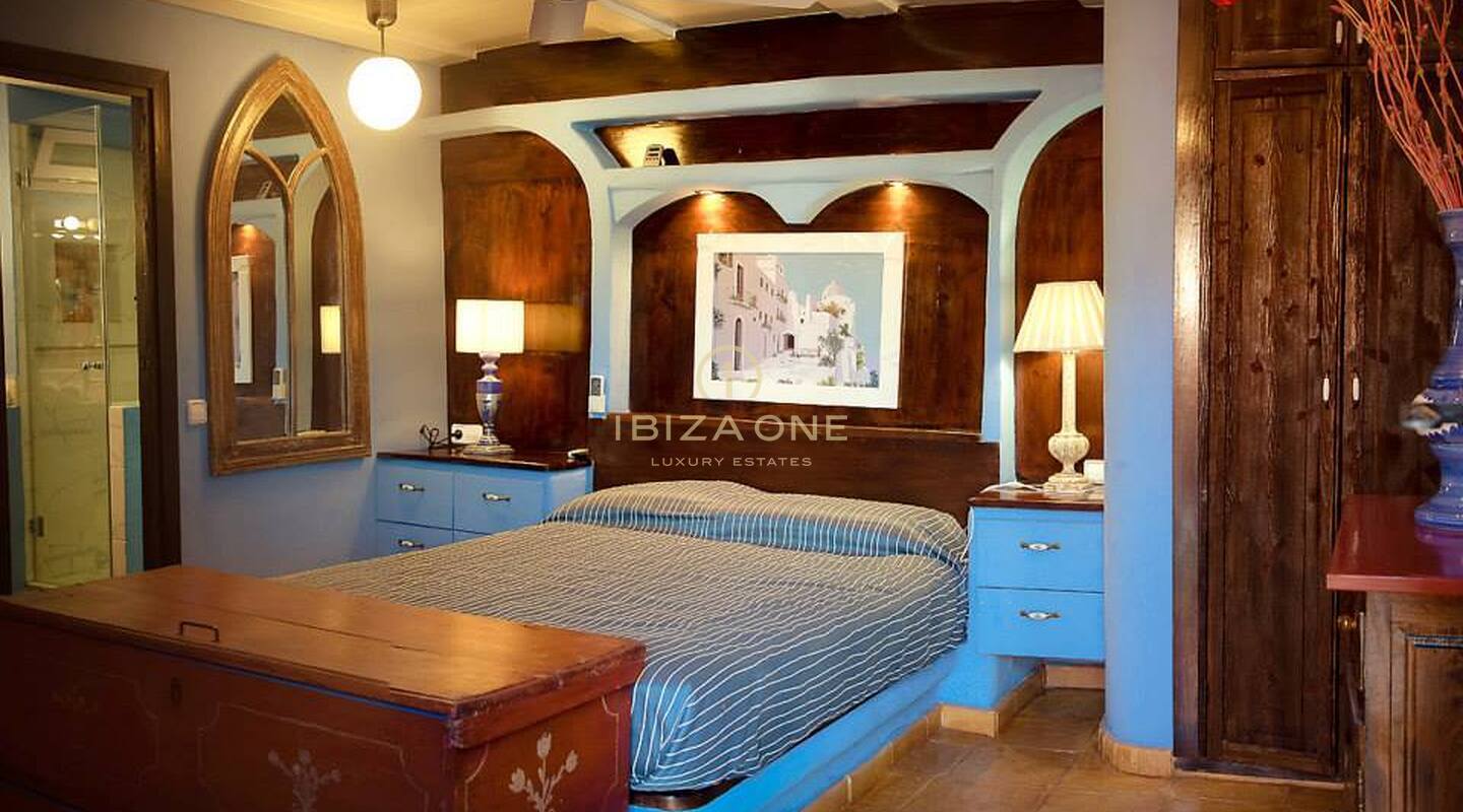Villa méditerranéenne avec deux chambres d'hôtes, vue sur la mer et licence de location touristique à vendre