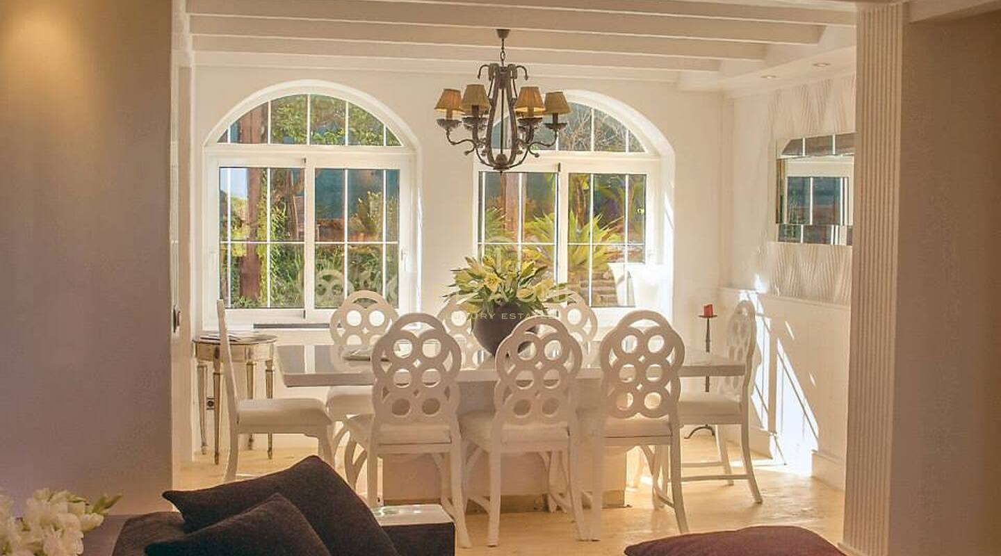 Villa mediterranea con due guest house, vista mare e licenza di noleggio turistico in vendita