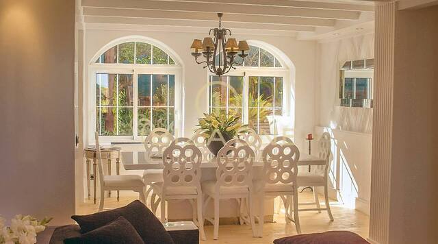 Mediterranean villa with two guest houses, sea views and touristic rental license for sale