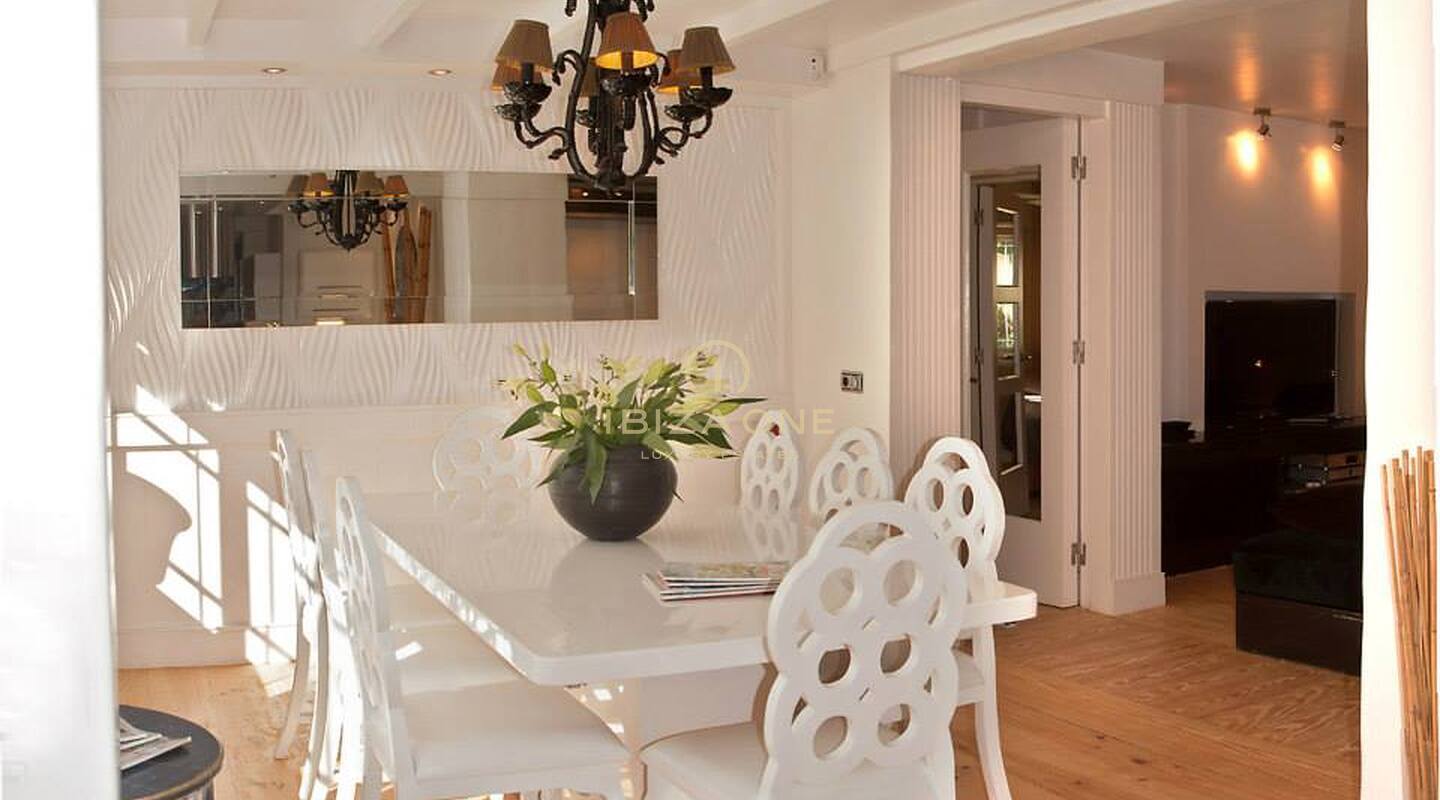 Villa mediterranea con due guest house, vista mare e licenza di noleggio turistico in vendita
