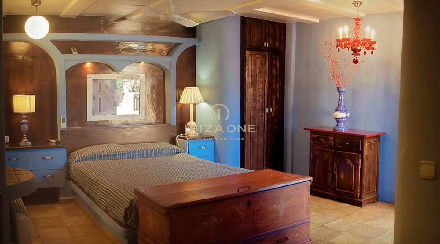 Mediterranean villa with two guest houses, sea views and touristic rental license for sale