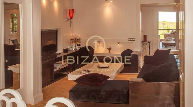 Villa mediterranea con due guest house, vista mare e licenza di noleggio turistico in vendita