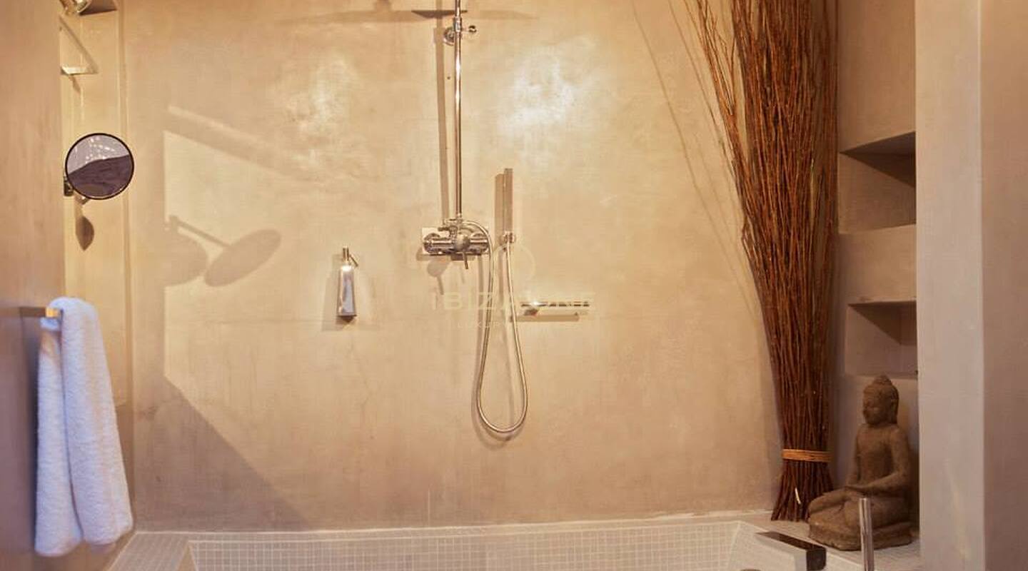 Mediterrane villa met twee gastenverblijven, uitzicht op zee en toeristische verhuurvergunning te koop