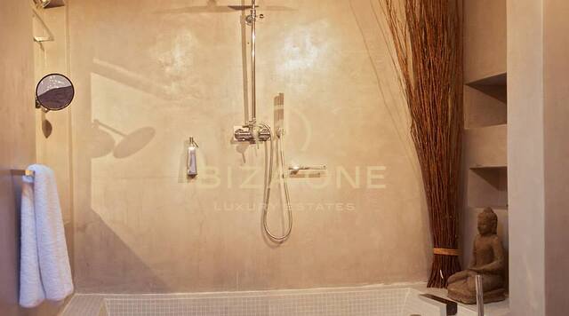 Mediterranean villa with two guest houses, sea views and touristic rental license for sale
