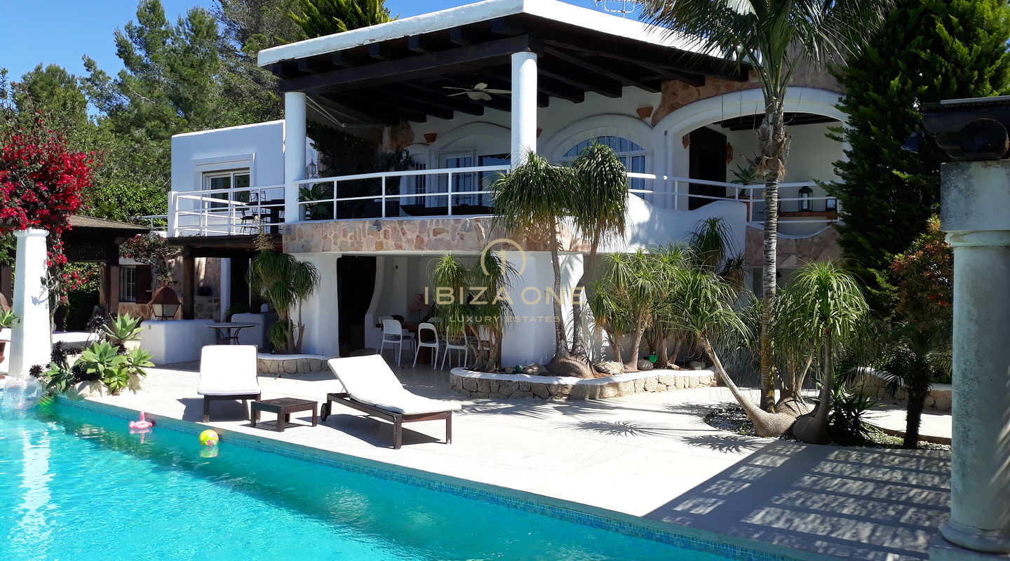Villa méditerranéenne avec deux chambres d'hôtes, vue sur la mer et licence de location touristique à vendre