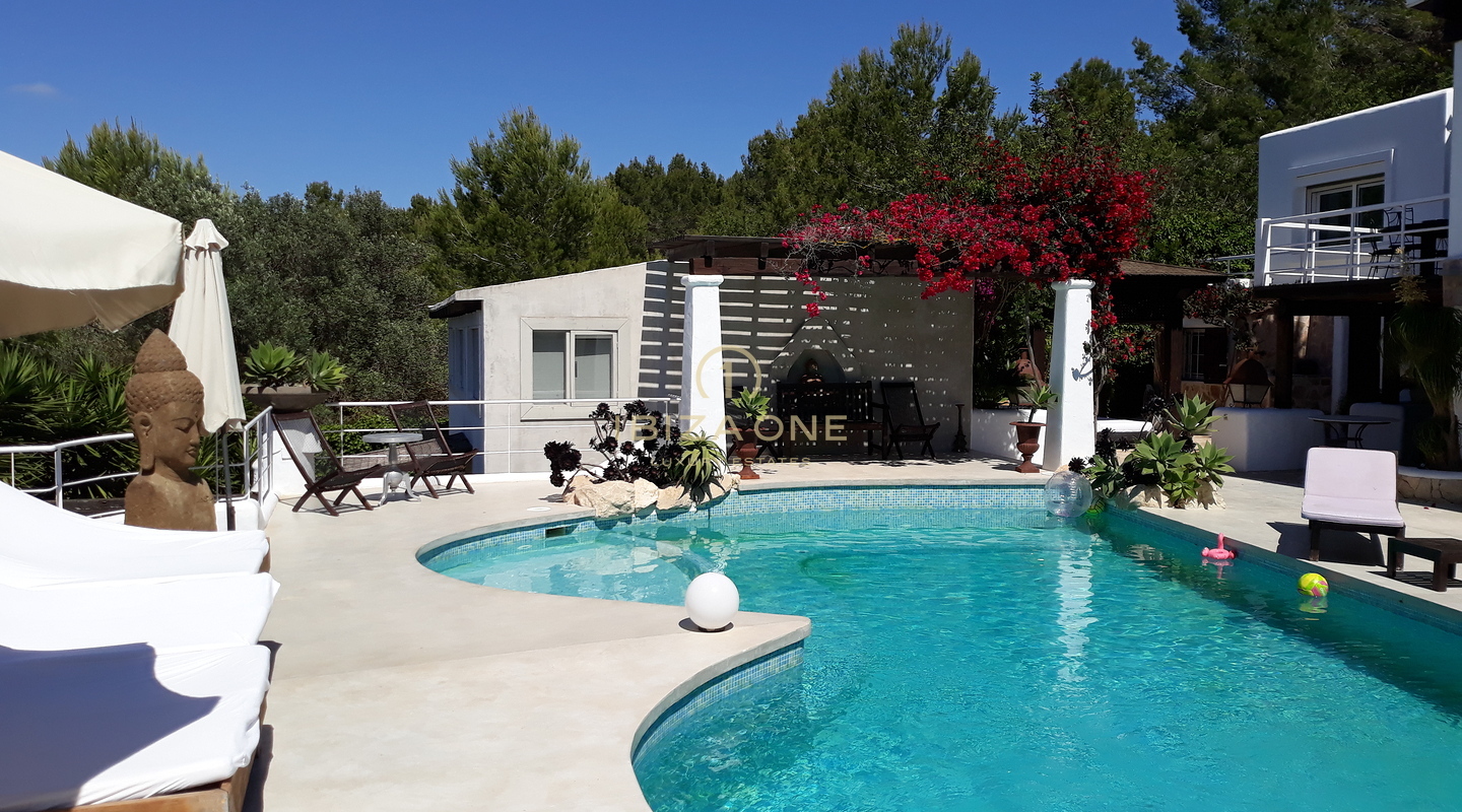 Villa mediterranea con due guest house, vista mare e licenza di noleggio turistico in vendita
