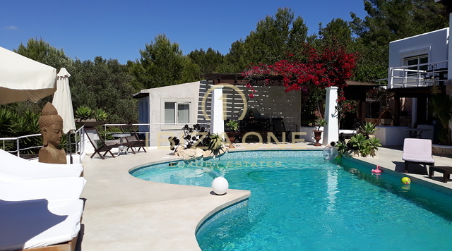 Mediterranean villa with two guest houses, sea views and touristic rental license for sale