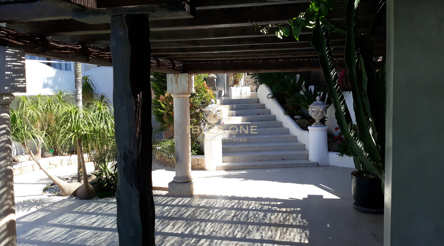 Villa méditerranéenne avec deux chambres d'hôtes, vue sur la mer et licence de location touristique à vendre