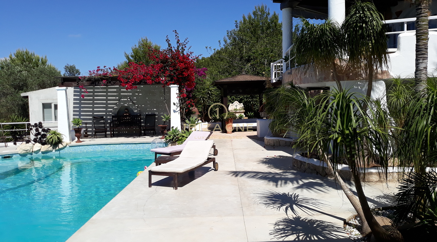 Villa mediterranea con due guest house, vista mare e licenza di noleggio turistico in vendita