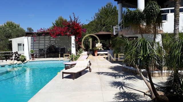 Mediterranean villa with two guest houses, sea views and touristic rental license for sale