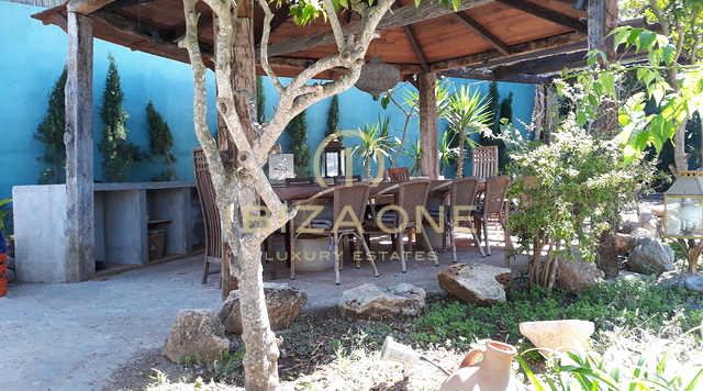 Mediterrane villa met twee gastenverblijven, uitzicht op zee en toeristische verhuurvergunning te koop
