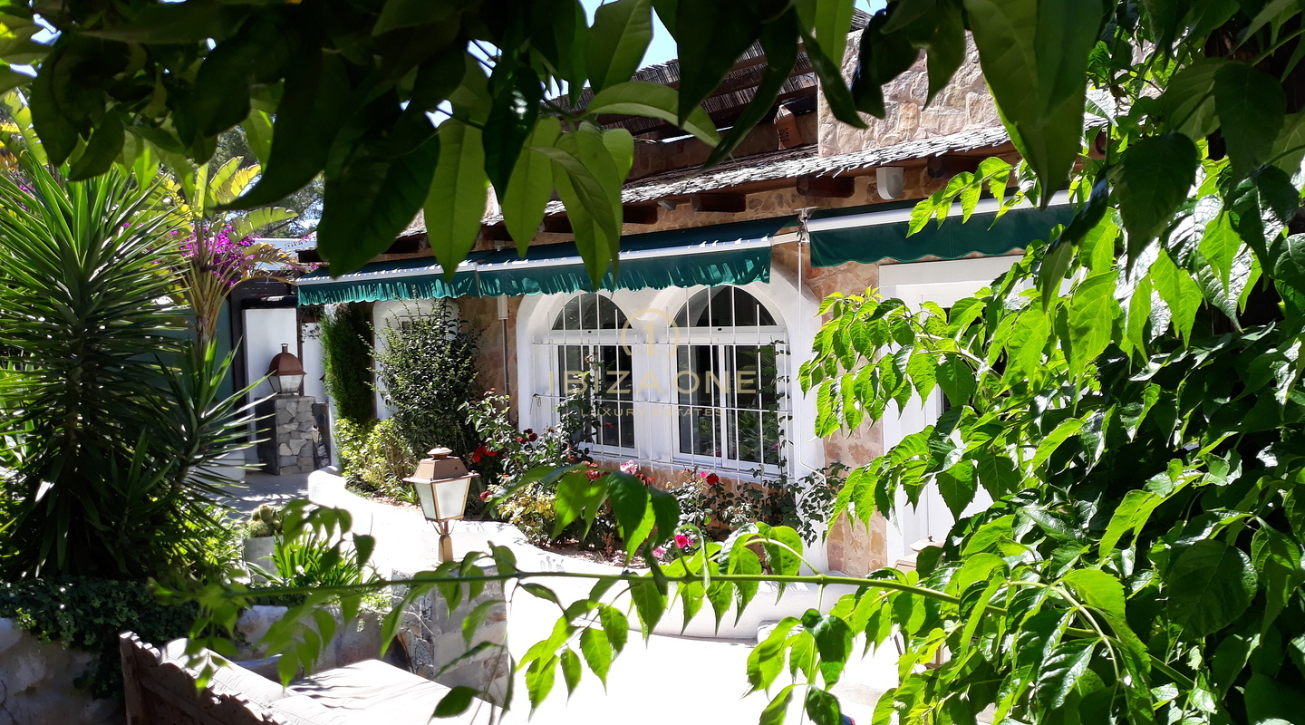 Villa méditerranéenne avec deux chambres d'hôtes, vue sur la mer et licence de location touristique à vendre