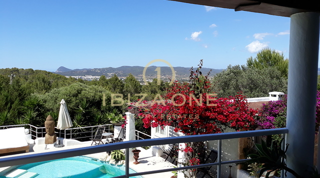 Villa mediterranea con due guest house, vista mare e licenza di noleggio turistico in vendita