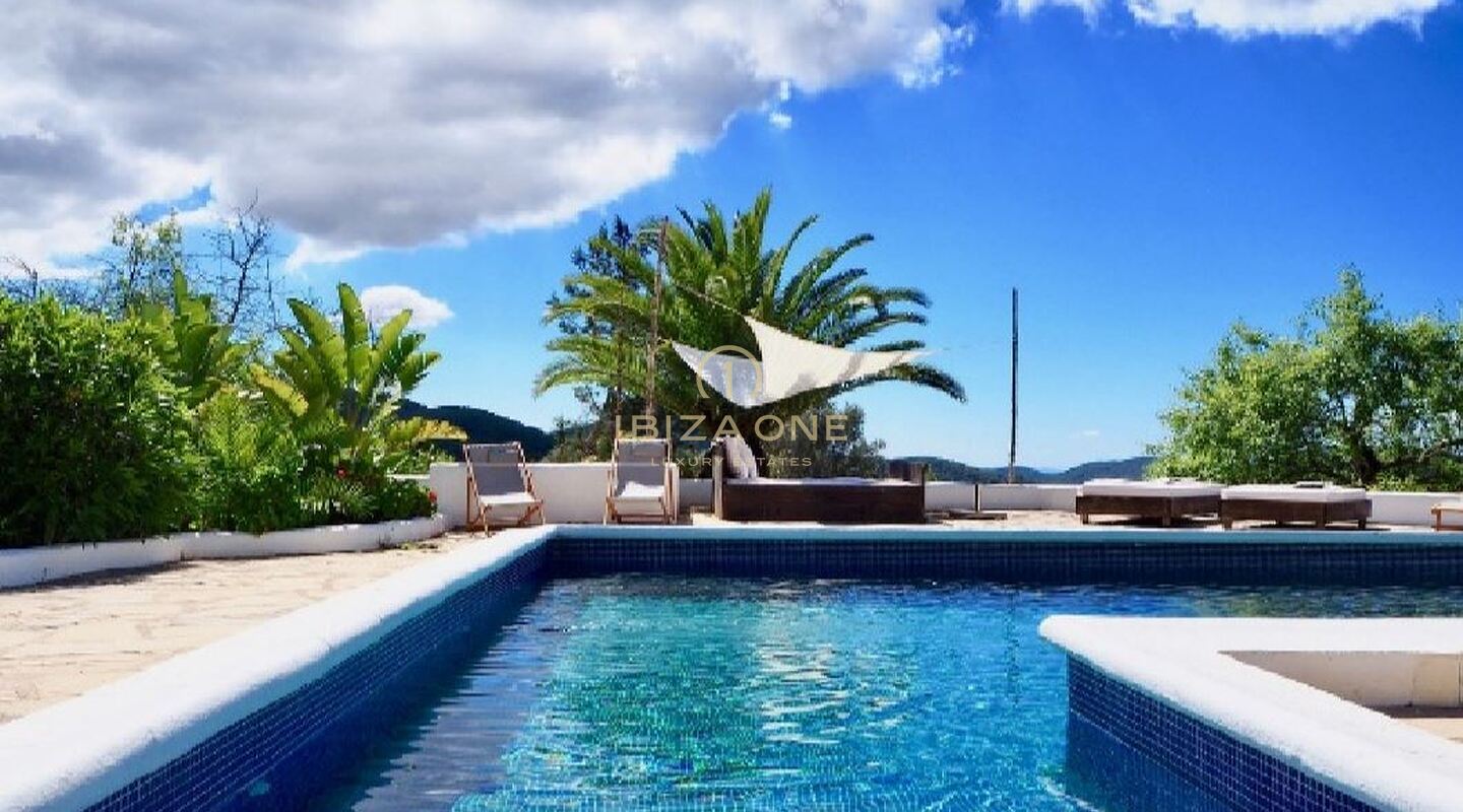 Magnificent finca with 2 guest houses, sea views and tourist rental license for sale