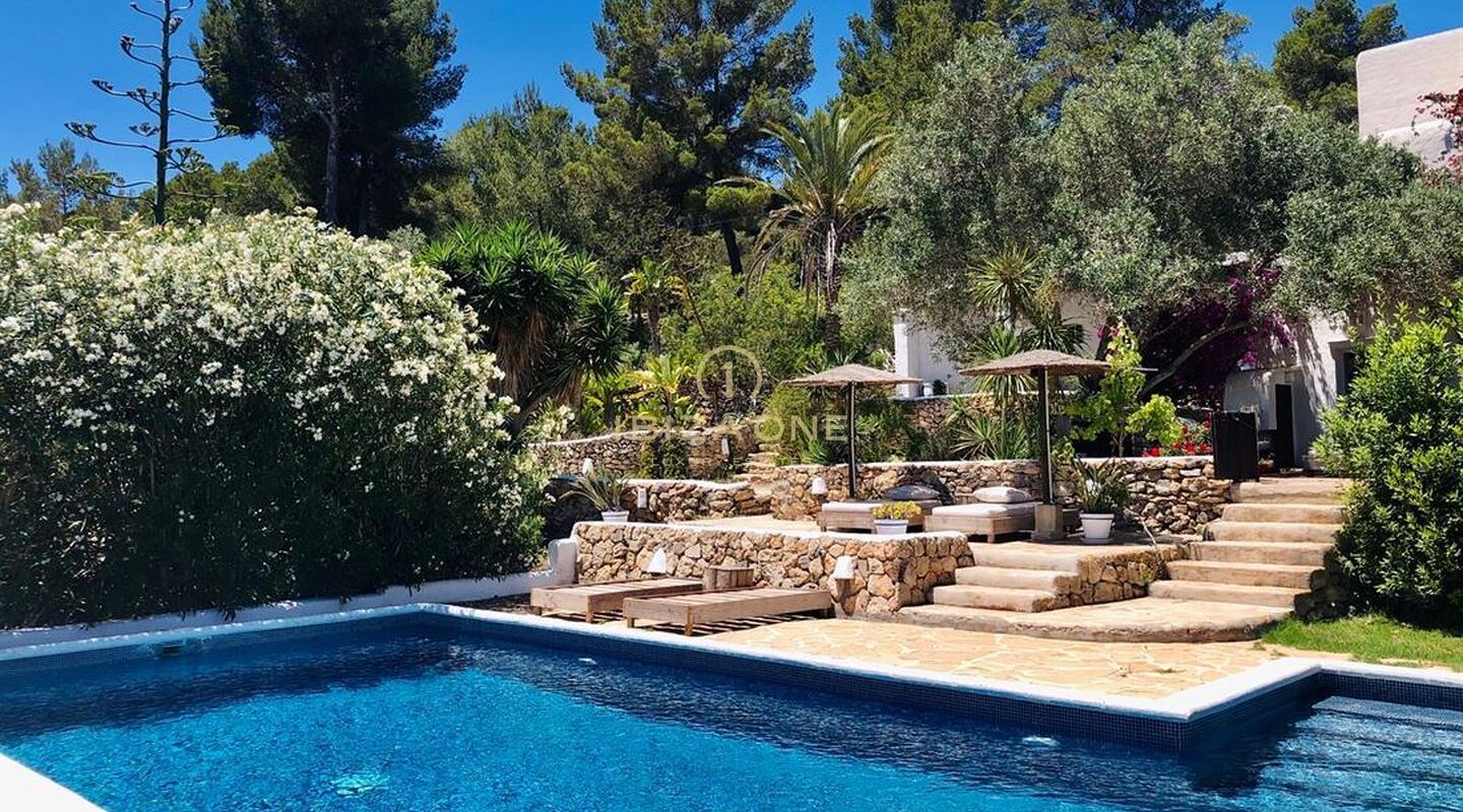 Magnifica finca con 2 guest house, vista sul mare e licenza di noleggio turistico in vendita