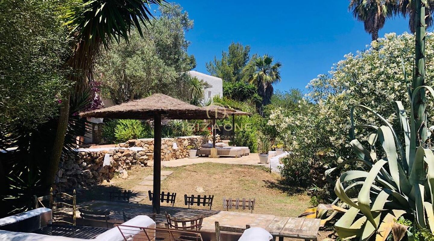 Magnificent finca with 2 guest houses, sea views and tourist rental license for sale