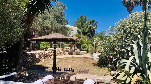 Magnifica finca con 2 guest house, vista sul mare e licenza di noleggio turistico in vendita