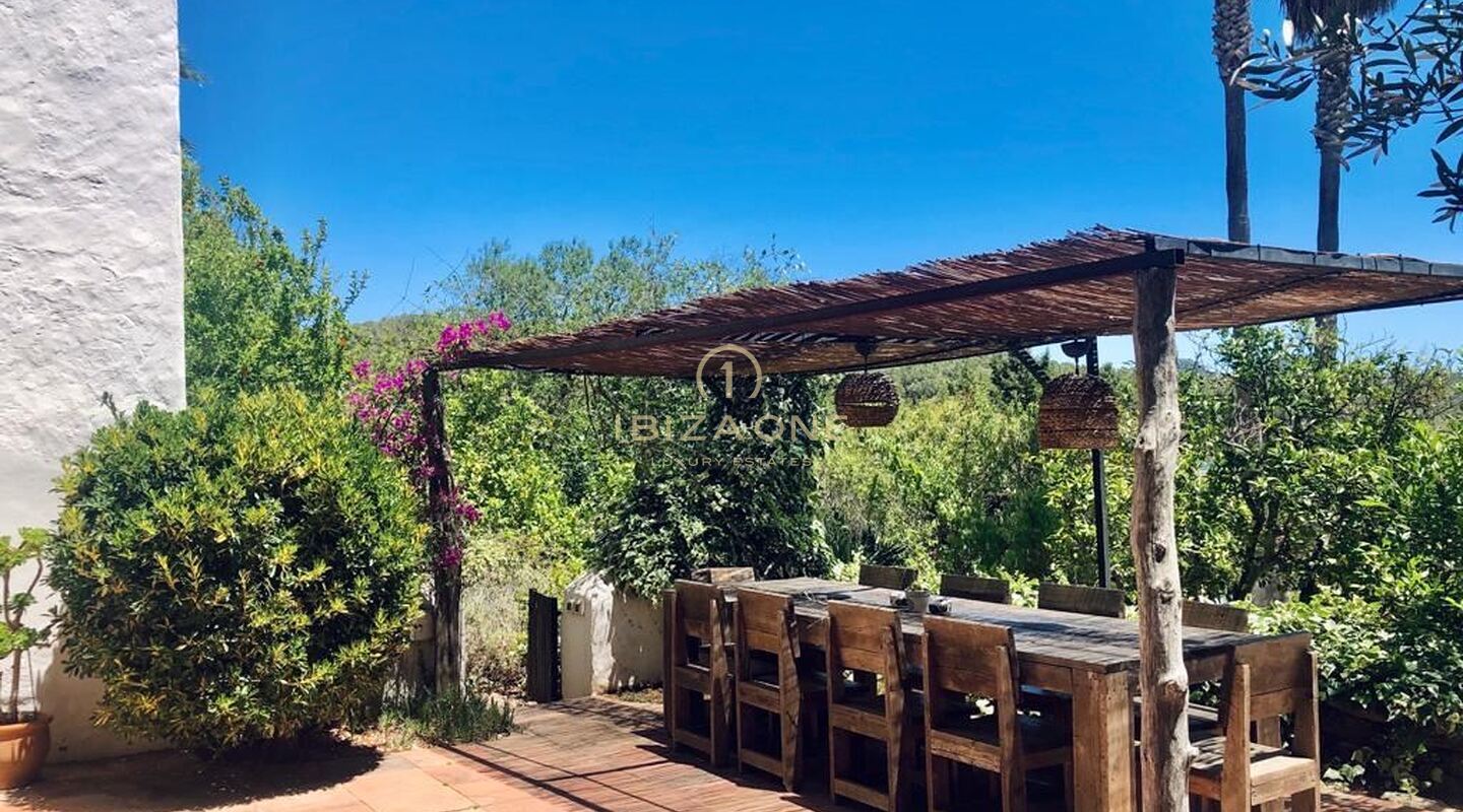 Magnificent finca with 2 guest houses, sea views and tourist rental license for sale