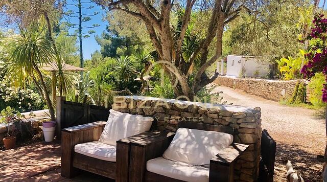 Magnificent finca with 2 guest houses, sea views and tourist rental license for sale