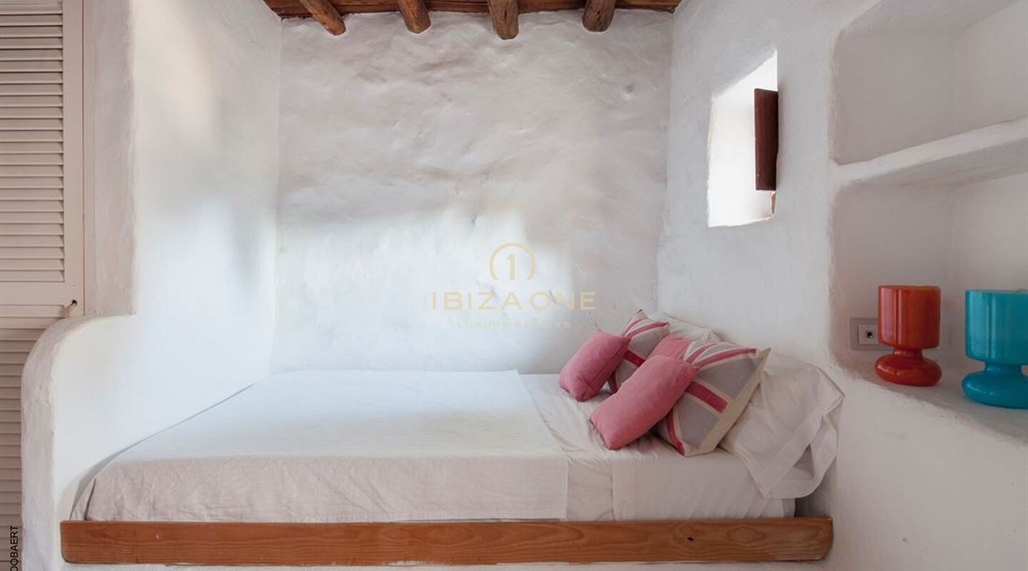 Magnificent finca with 2 guest houses, sea views and tourist rental license for sale