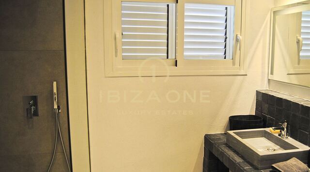 Villa de lujo reformada con vistas al mar y Dalt Vila en Can Furnet en venta, Ibiza