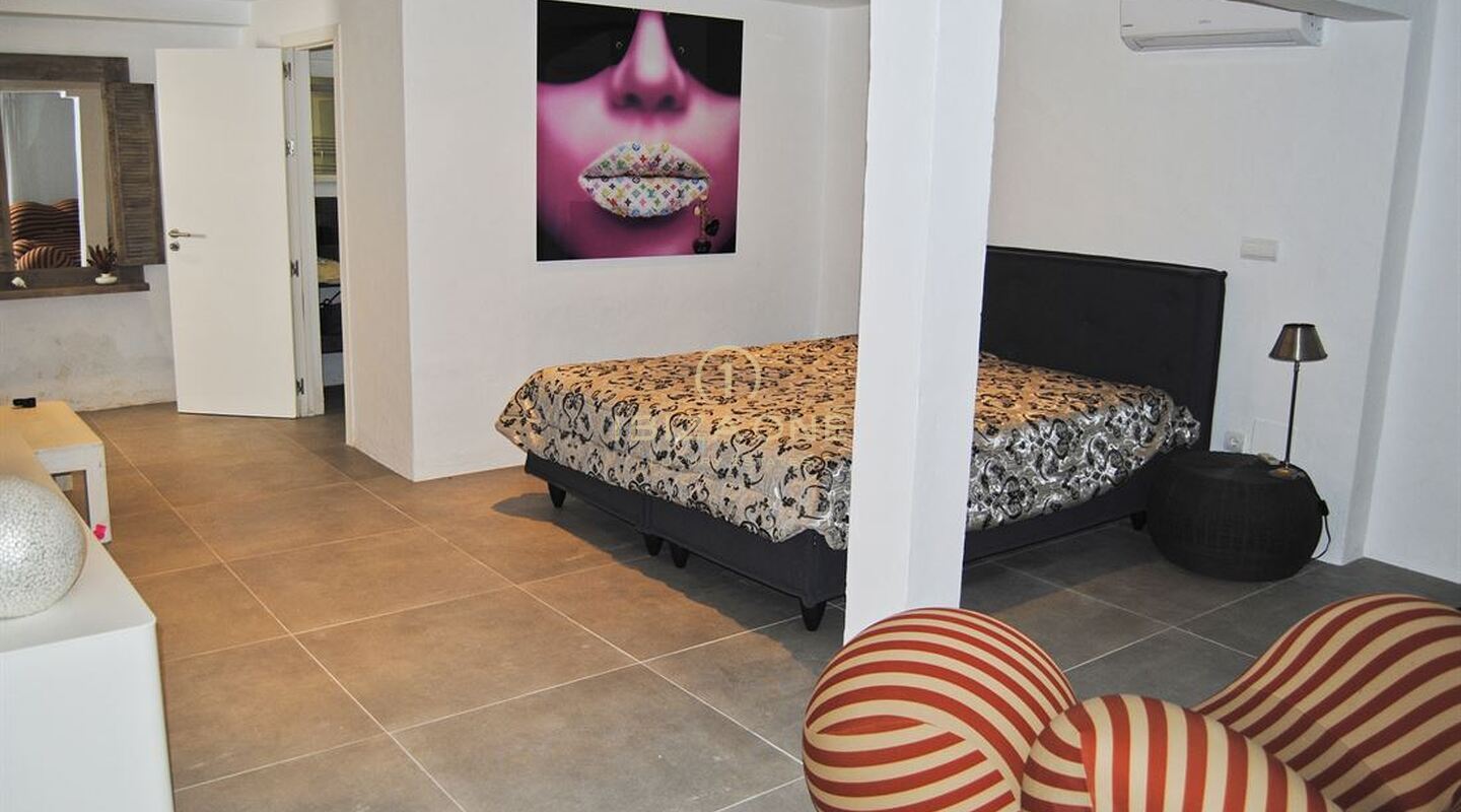 Villa de lujo reformada con vistas al mar y Dalt Vila en Can Furnet en venta, Ibiza