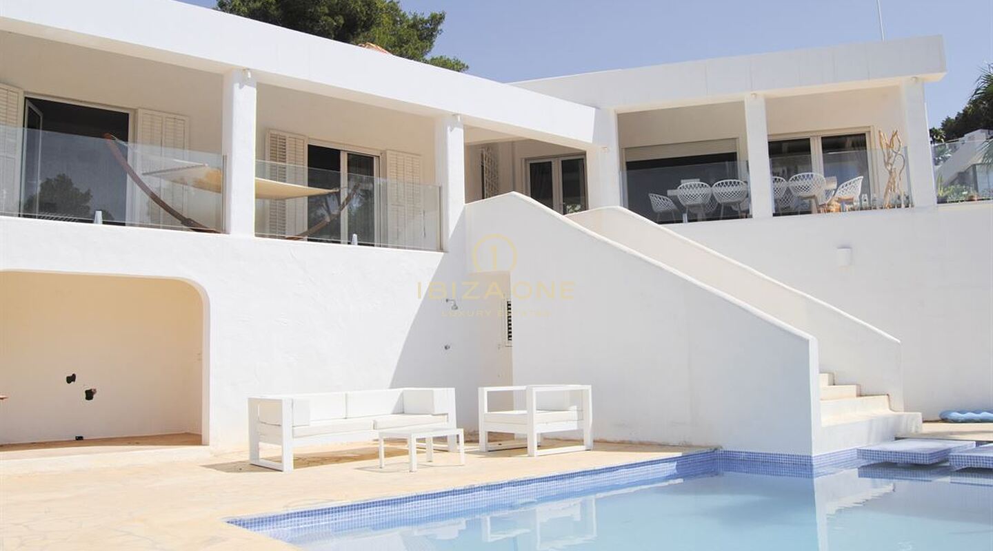Villa de lujo reformada con vistas al mar y Dalt Vila en Can Furnet en venta, Ibiza