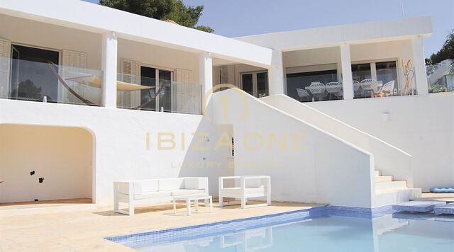 Villa di lusso ristrutturata con vista sul mare e Dalt Vila a Can Furnet in vendita, Ibiza