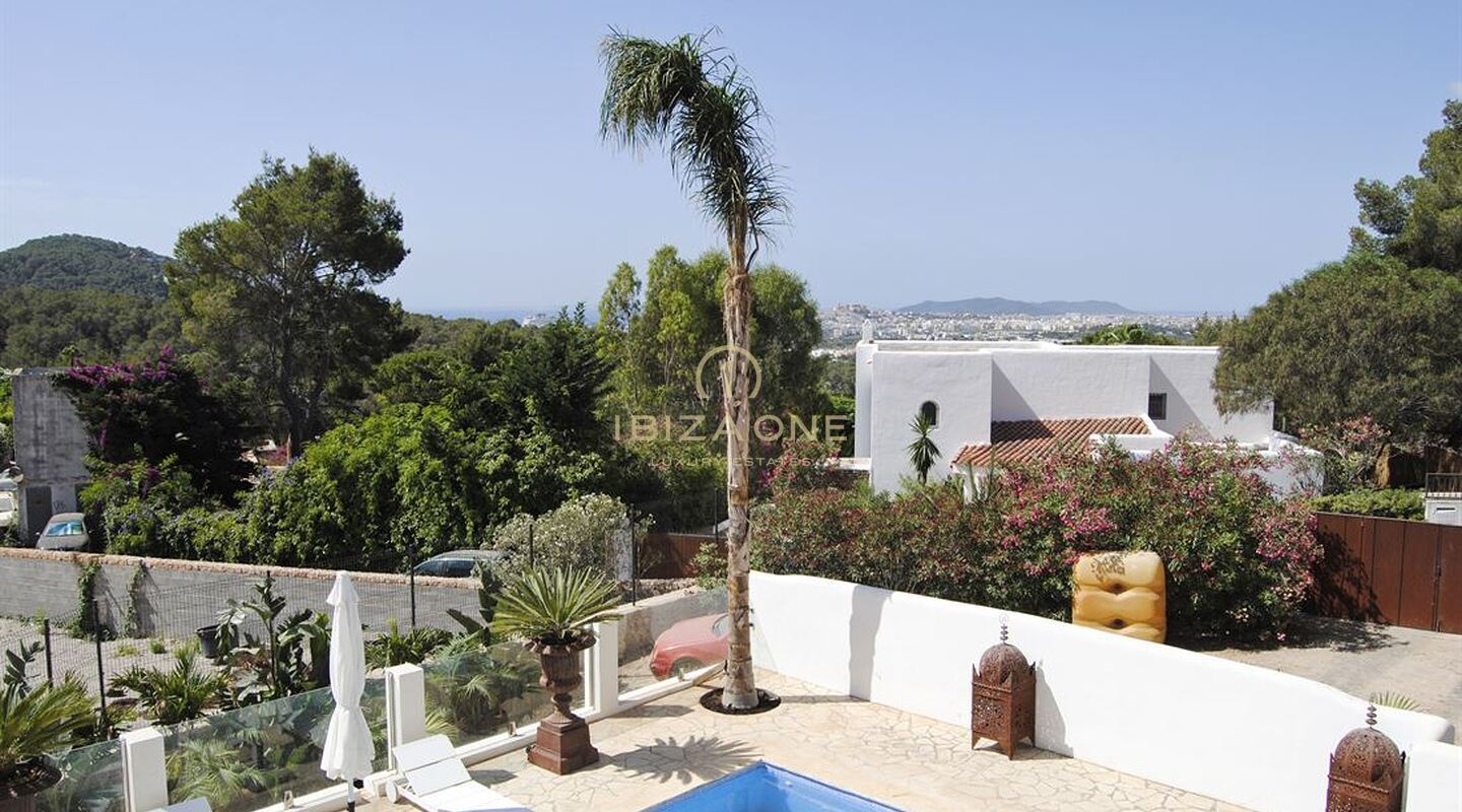 Gerenoveerde luxe villa met uitzicht op zee en Dalt Vila in Can Furnet te koop, Ibiza