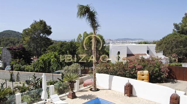Villa de lujo reformada con vistas al mar y Dalt Vila en Can Furnet en venta, Ibiza