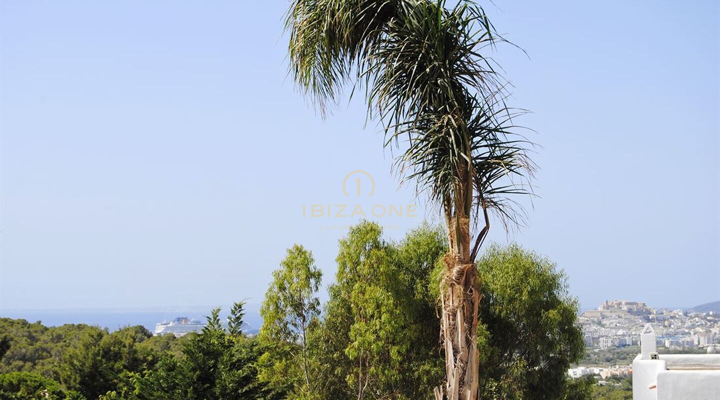 Villa di lusso ristrutturata con vista sul mare e Dalt Vila a Can Furnet in vendita, Ibiza
