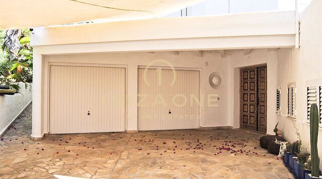 Renovierte Luxusvilla mit Blick auf das Meer und Dalt Vila in Can Furnet zu verkaufen, Ibiza