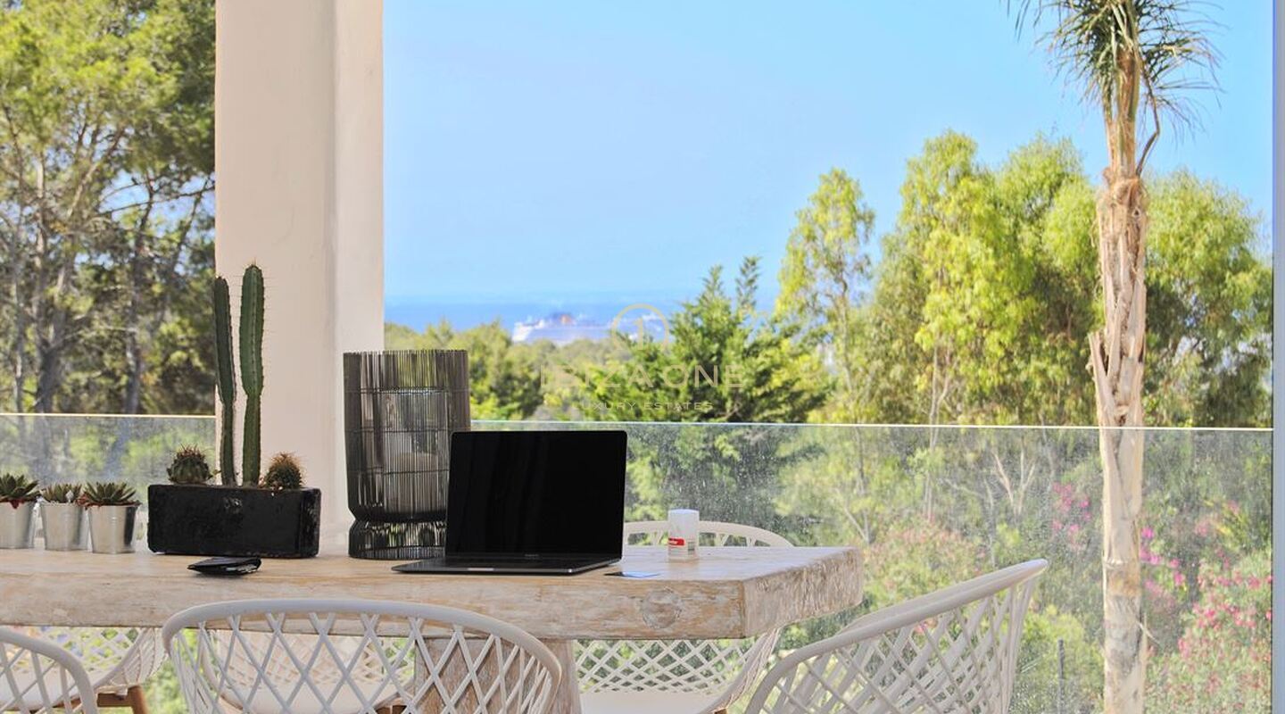 Renovierte Luxusvilla mit Blick auf das Meer und Dalt Vila in Can Furnet zu verkaufen, Ibiza
