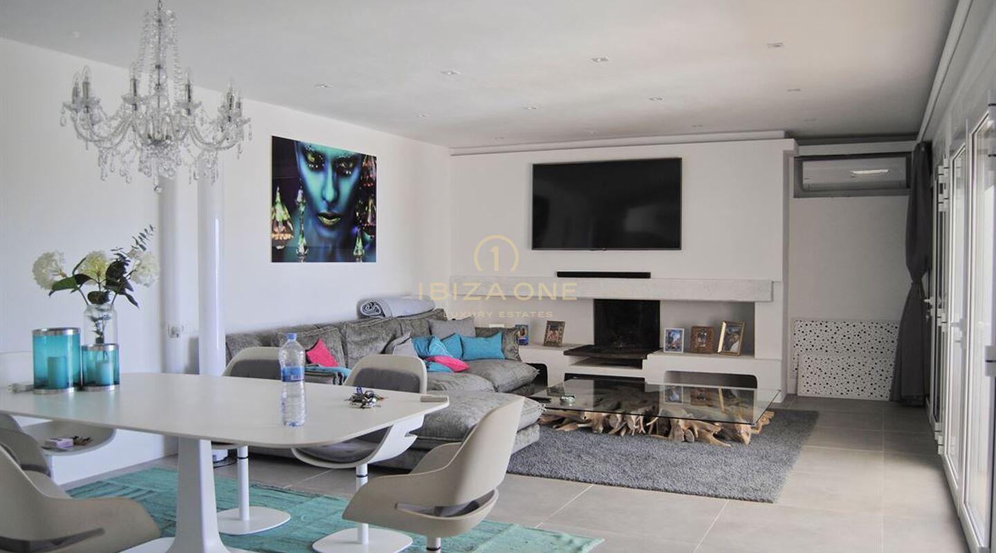 Villa de lujo reformada con vistas al mar y Dalt Vila en Can Furnet en venta, Ibiza