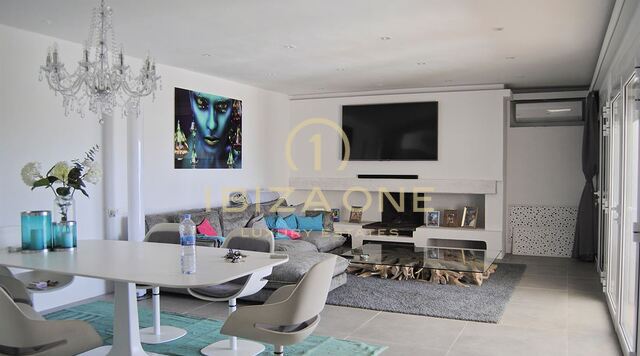 Villa di lusso ristrutturata con vista sul mare e Dalt Vila a Can Furnet in vendita, Ibiza