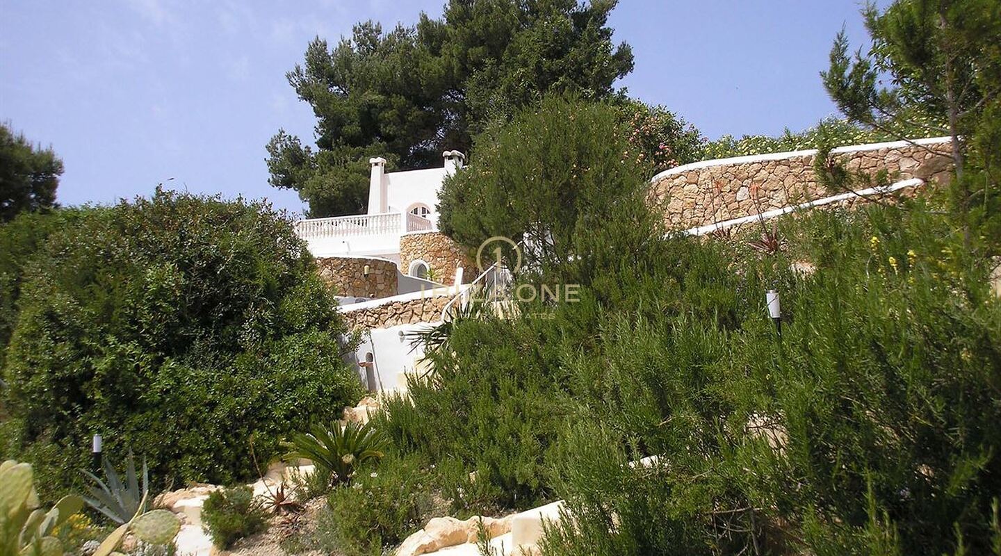 Estupenda propiedad con vistas al mar y al casco antiguo en venta