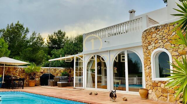 Great property with views of the sea and the old town for sale