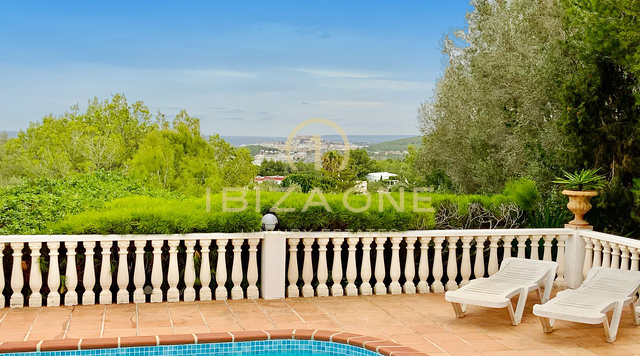 Estupenda propiedad con vistas al mar y al casco antiguo en venta