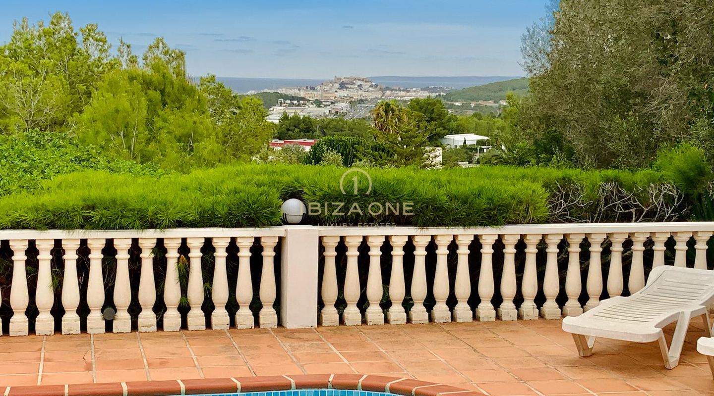 Great property with views of the sea and the old town for sale