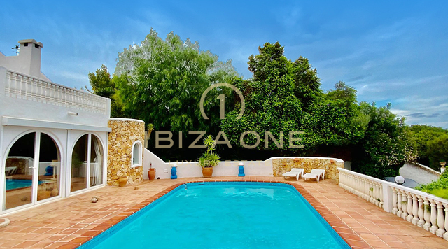 Great property with views of the sea and the old town for sale