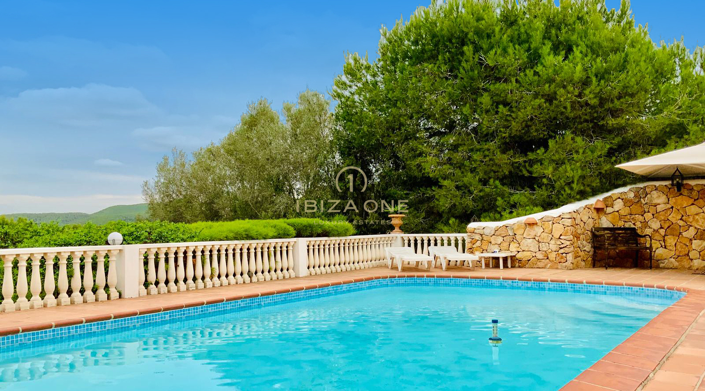 Estupenda propiedad con vistas al mar y al casco antiguo en venta