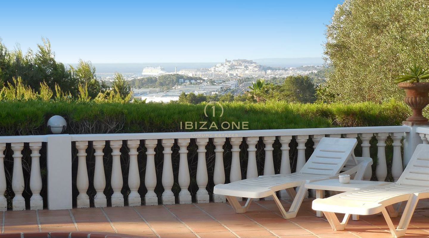 Grande propriété avec vue sur la mer et la vieille ville à vendre