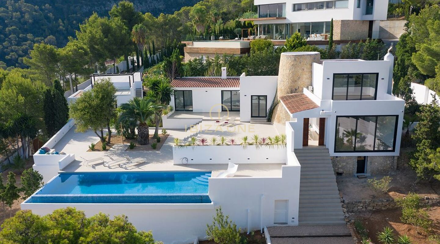 Gemoderniseerd luxe pand met gastenverblijf en uitzicht op zee te koop, Ibiza