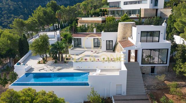 Propiedad de lujo modernizada con casa de invitados y vistas al mar en venta, Ibiza