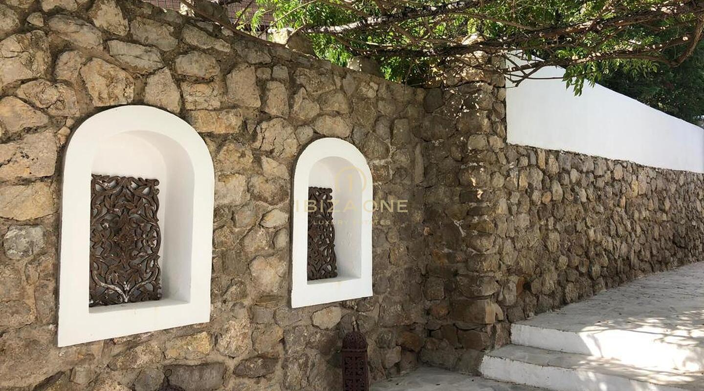Gemoderniseerd luxe pand met gastenverblijf en uitzicht op zee te koop, Ibiza