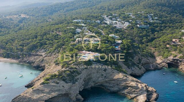 Gemoderniseerd luxe pand met gastenverblijf en uitzicht op zee te koop, Ibiza
